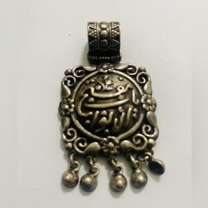 Elegant Silver Pendant with Intricate Design